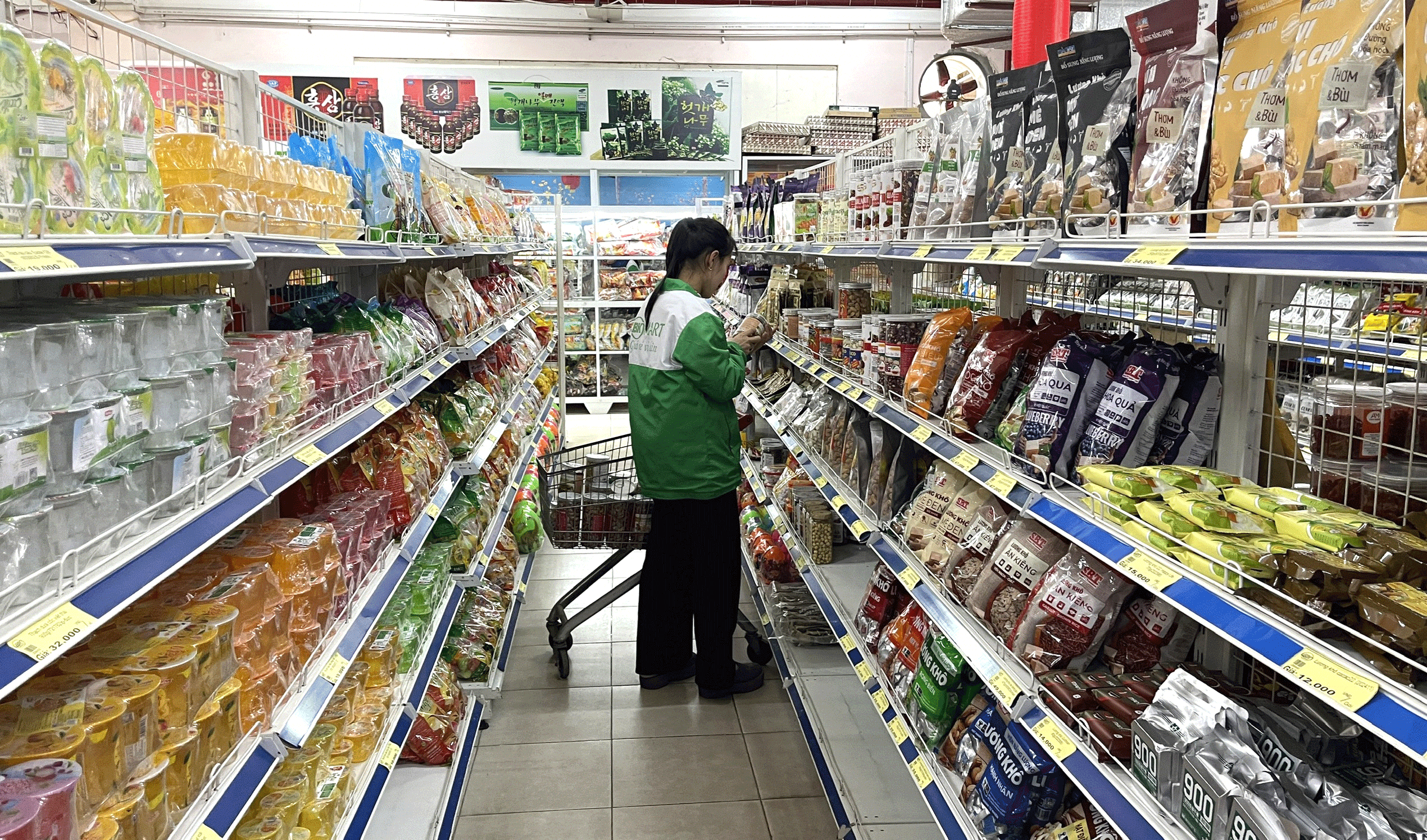 Người dân mua sắm tại siêu thị Bk Mart (thành phố Bắc Kạn). z6468370163331-130b1102f83d.gif