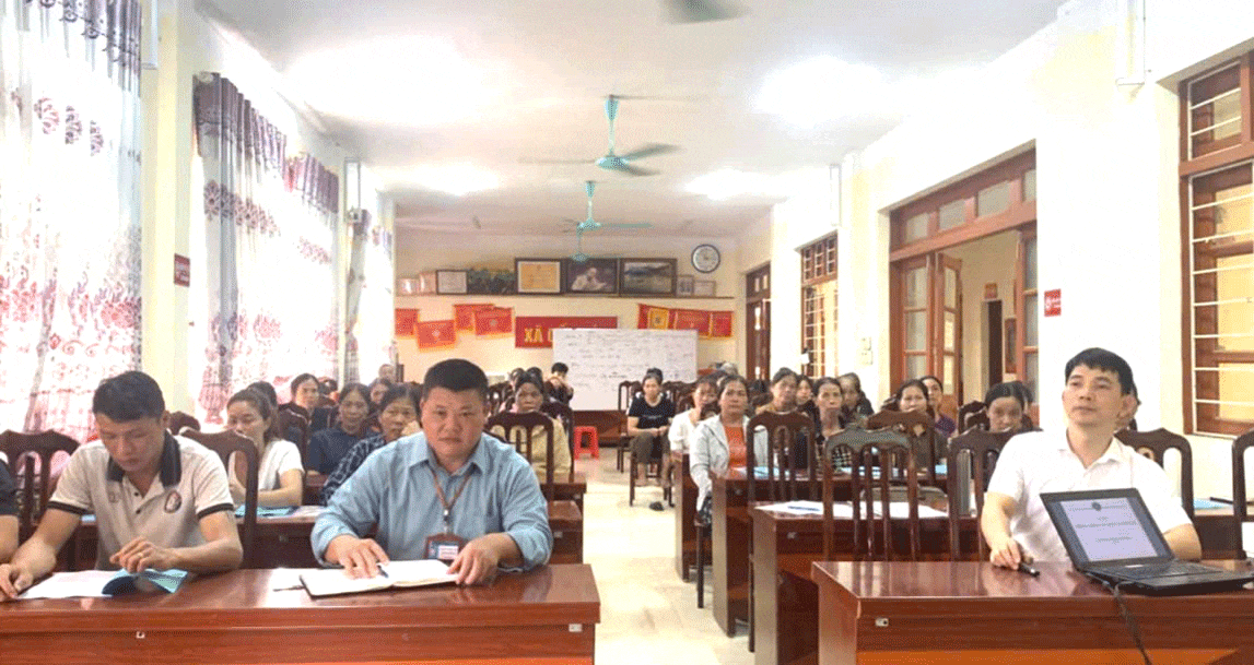 Ông Đoàn Mạnh Thịnh, Trưởng khoa Phòng, chống bệnh không lây nhiễm, Trung tâm Kiểm soát bệnh tật tỉnh truyền đạt kiến thức về phòng, chống tác hại của thuốc lá tại lớp tập huấn xã Cốc Đán (Ngân Sơn). gen-n-z6666645056418-11d317.gif