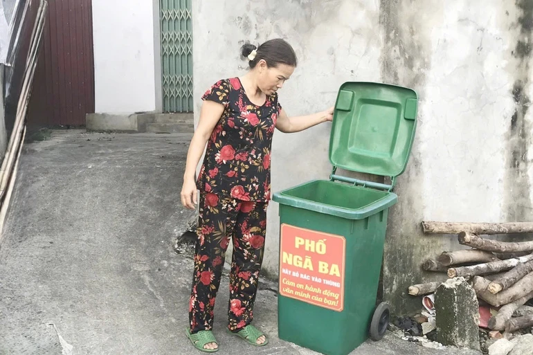Mô hình “Thùng rác tự quản” tại phố Ngã Ba, thị trấn Phủ Thông góp phần bảo vệ môi trường,làm đẹp mỹ quan đô thị