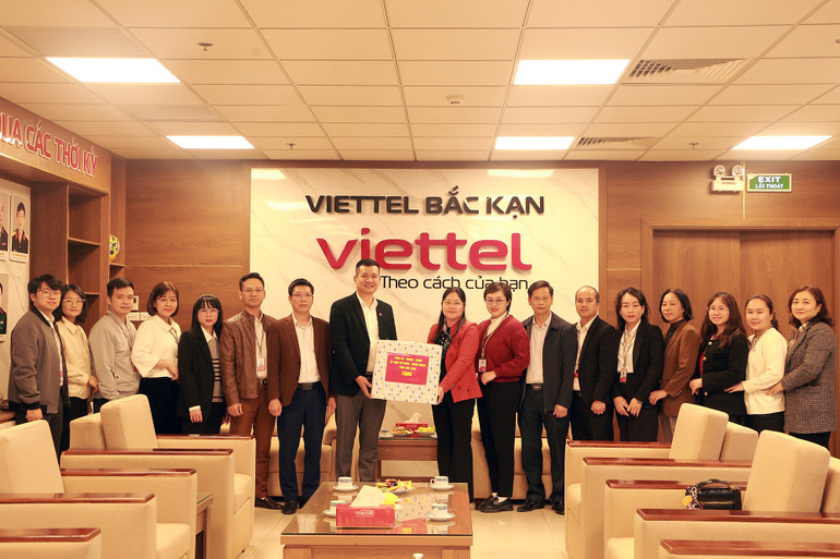 Phó Chủ tịch UBND tỉnh Hoàng Thu Trang chúc Tết tại Viettel Bắc Kạn. vtel.jpg