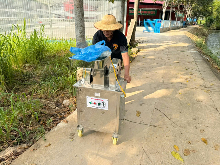 Di dời máy móc sản xuất đến nơi an toàn, tránh bị ngập. hung 2.jpg