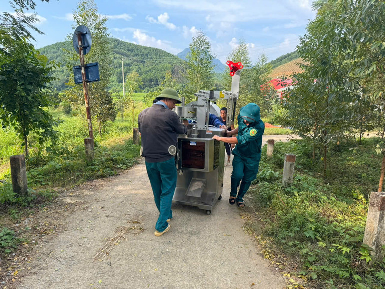 Thành viên HTX Nông nghiệp thanh niên Như Cố di dời máy móc đến nơi an toàn. hung 3.jpg