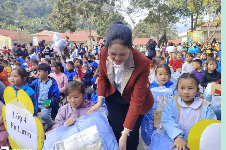 Bà Triệu Thị Thúy, Chủ tịch Hội LHPN tỉnh Bắc Kạn trao chăn ấm của nhà tài trợ cho học sinh Trường PTDT Bán trú Tiểu học Cao Tân (Pác Nặm). c-thuy-2-1880.jpg