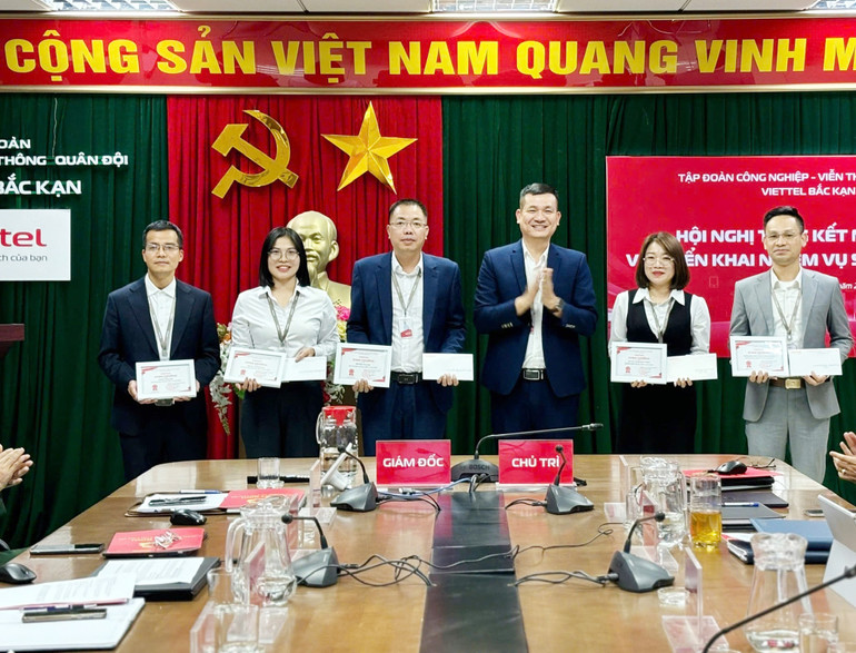 Ông Nguyễn Chí Công, Giám đốc Viettel Bắc Kạn trao thưởng cho các tập thể xuất sắc năm 2024. vie-t-e.jpg