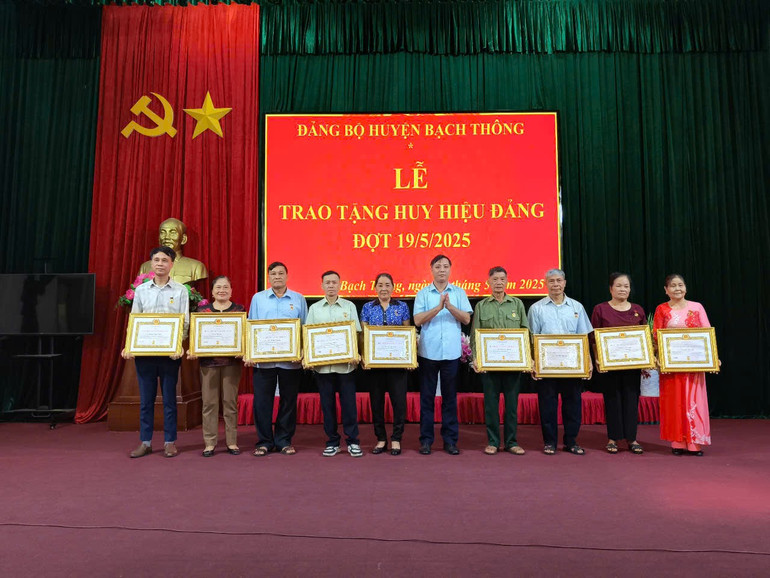 ថ្នាក់ដឹកនាំស្រុកបាចថងបានបំពាក់ផ្លាកសញ្ញាបក្សដល់សមាជិកបក្ស។ huy-hieu.jpg