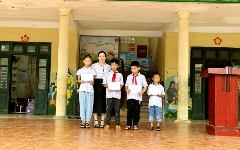 Trường Tiểu học thị trấn Đồng Tâm tặng quà cho học sinh có hoàn cảnh đặc biệt khó khăn. tang qua 1.jpg