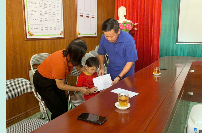 Lãnh đạo xã Thanh Mai tặng quà cho học sinh có hoàn cảnh đặc biệt khó khăn dịp Tết Trung thu. tang qua 8.jpg
