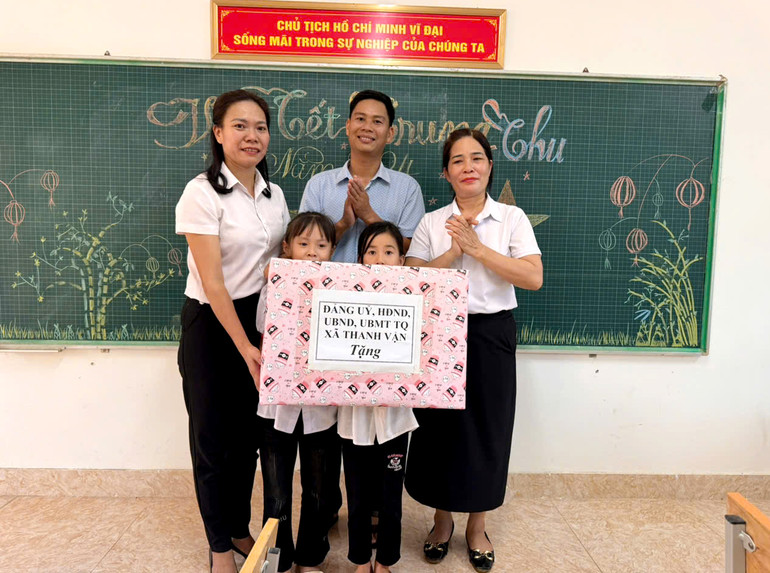 Lãnh đạo xã Thanh Vận tặng quà cho học sinh Trường Tiểu học Thanh Vận. tang ua 9.jpg