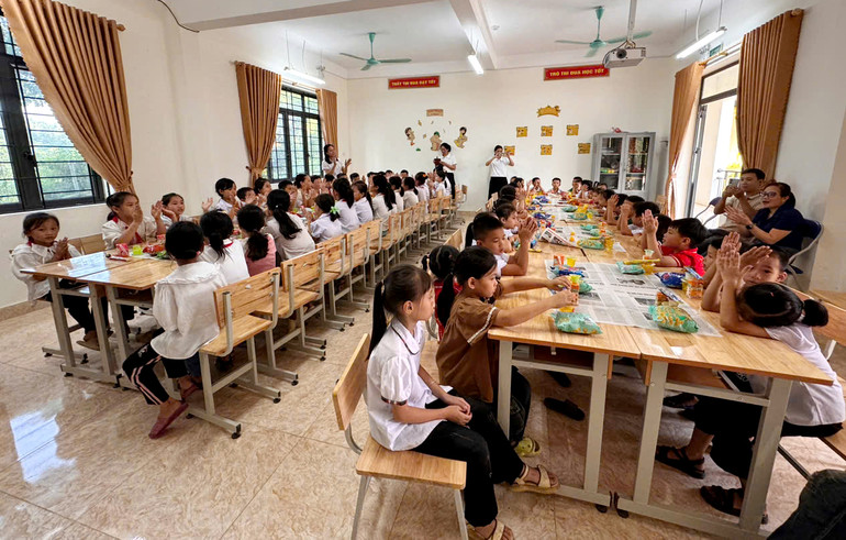 Các em học sinh Trường Tiểu học Thanh Vận liên hoan trong lớp. tang qua 10.jpg