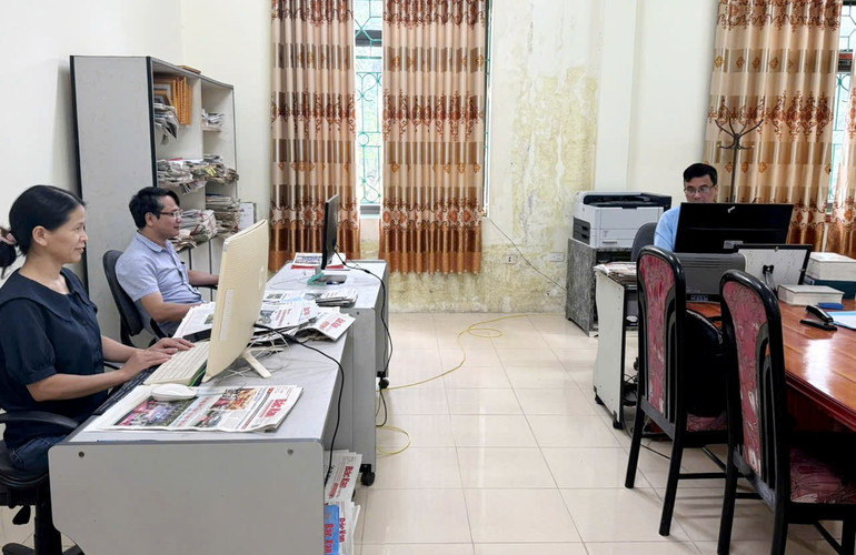 Phòng Thư ký tòa soạn đang hoàn thiện số báo cuối cùng trước khi sáp nhập tỉnh. baoo-bk-4.jpg