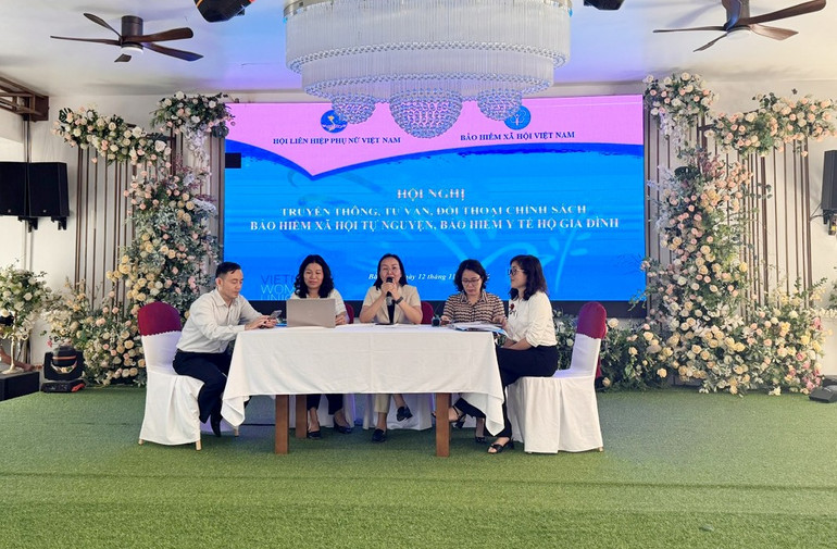 Đại diện BHXH Việt Nam và BHXH tỉnh Bắc Kạn tư vấn, trả lời hội viên phụ nữ về chính sách BHXH và BHYT. bao-hiem.jpg