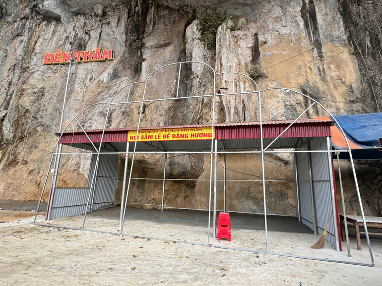 Nơi sắm lễ dâng hương đã được chuẩn bị chu đáo sẵn sàng phục vụ du khách. den-tham-9.jpg