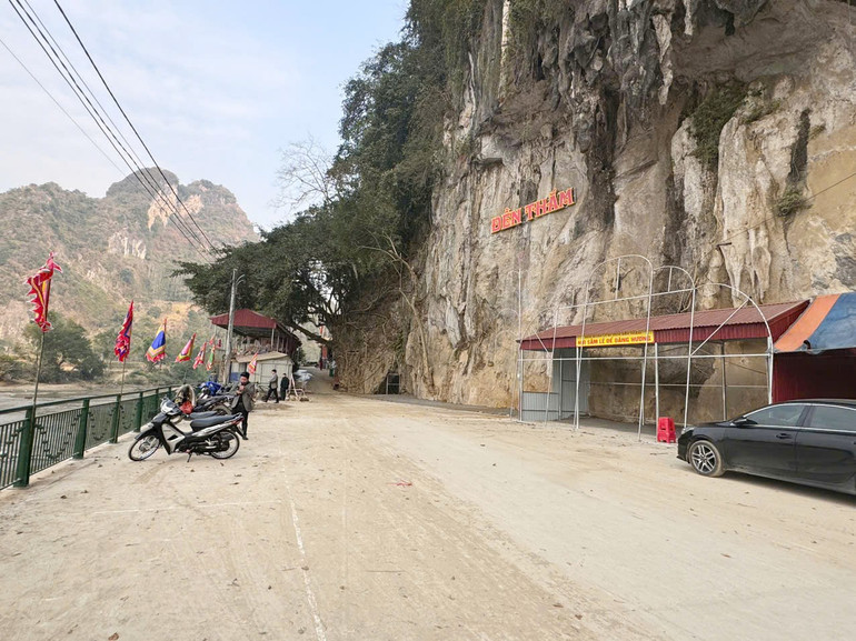 Khu vực vào đền Thắm được chỉnh trang sạch, đẹp. den-tham-10.jpg