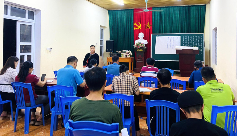 Chi bộ thôn Khâu Đấng, xã Bộc Bố, (Pác Nặm) họp và triển khai lồng ghép các nội dung tuyên truyền về chủ trương, chính sách của Đảng. loan.jpg