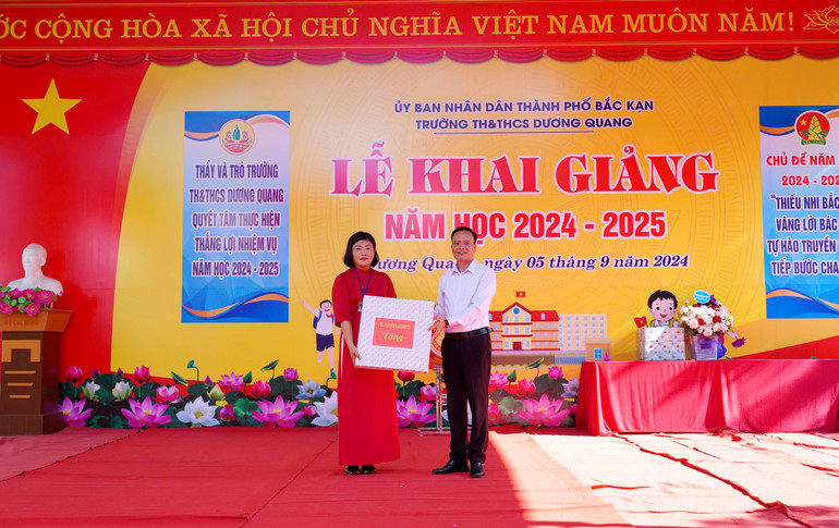 Ông Đồng Văn Lưu, Phó Chủ tịch HĐND tỉnh Bắc Kạn tặng quà cho Trường TH và THCS Dương Quang. anh luu 1.jpg