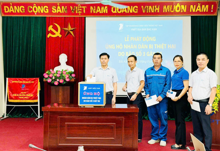 Lãnh đạo và người lao động của VNPT Bắc Kạn ủng hộ các địa phương bị thiệt hại do mưa lũ. Lãnh đạo và người lao động của VNPT Bắc Kạn ủng hộ các địa phương bị thiệt hại do mưa lũ.