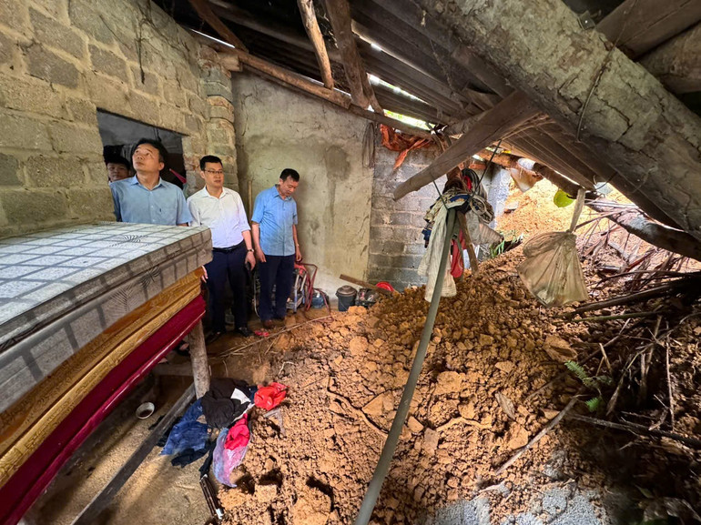 Đồng chí Hà Ngọc Việt kiểm tra vị trí sạt lở tại hộ gia đình bà Phạm Thị Vân, thôn Nà Rào. a-viet-1.jpg