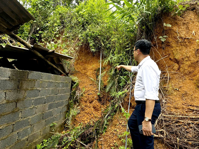 Lãnh đạo UBND huyện Bạch Thông kiểm tra vị trí nguy cơ sạt lở tại thôn Nà Rào. a-viet.jpg