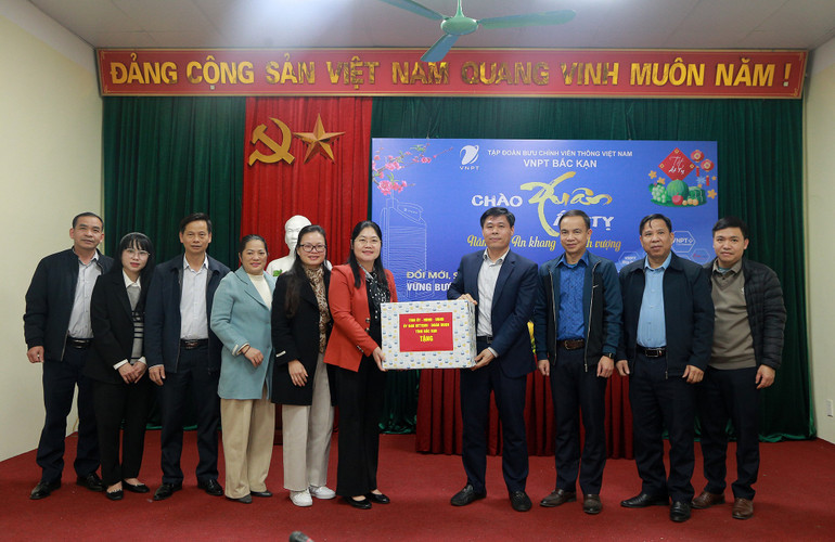Phó Chủ tịch UBND tỉnh Hoàng Thu Trang chúc Tết tại VNPT Bắc Kạn vnpt.jpg