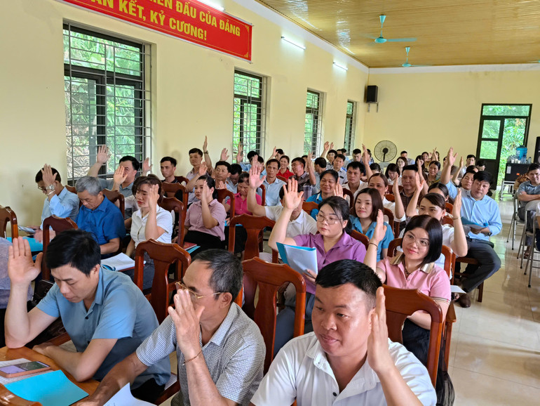 Biểu quyết thông qua các nghị quyết kỳ họp HĐND xã Cẩm Giàng. cam.jpg