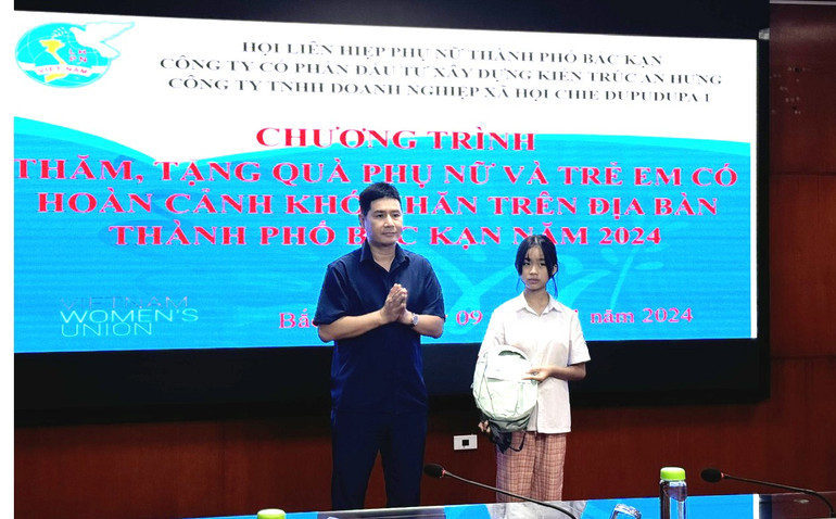 Đại diện doanh nghiệp trao quà cho trẻ em mồ côi vượt khó học tập. thanh-pho-2.jpg