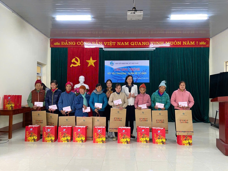 Bà Nguyễn Thị Minh Hương, Phó Chủ tịch Trung ương Hội LHPN Việt Nam tặng quà cho phụ nữ xã Vi Hương (Bạch Thông). bt.jpg