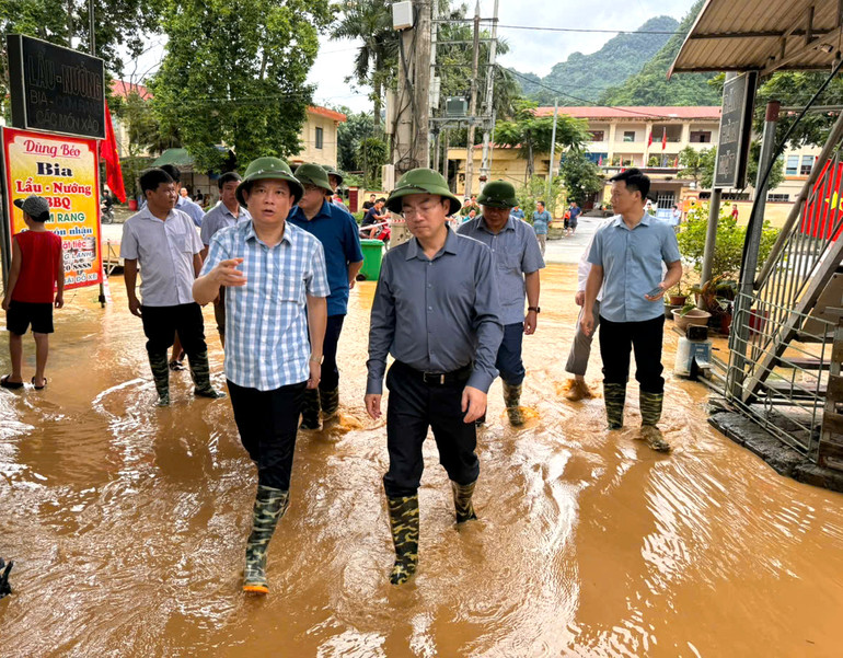 Chủ tịch UBND tỉnh Nguyễn Đăng Bình kiểm tra công tác khắc phục hậu quả bão số 3 tại thị trấn Đồng Tâm binh 2.jpg