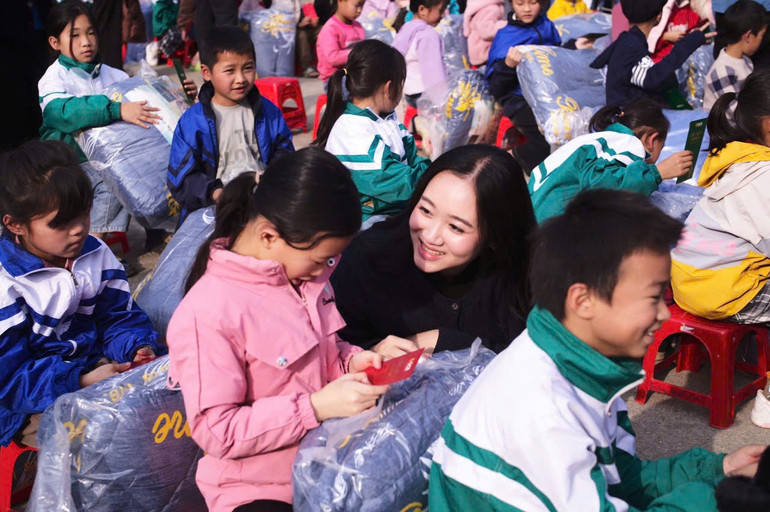 Trao lì xì cho học sinh Trường PTDT Bán Trú Tiểu học Cao Tân. cao-tn-3.jpg
