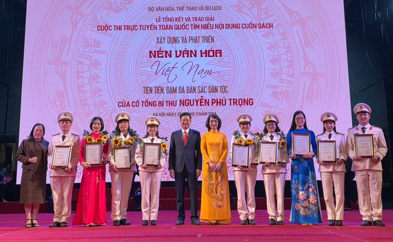 Lãnh đạo tỉnh Bắc Kạn chụp ảnh lưu niệm với cán bộ, đảng viên đạt giải của cuộc thi. (ảnh nhân vật cung cấp). cuoc-1.jpg