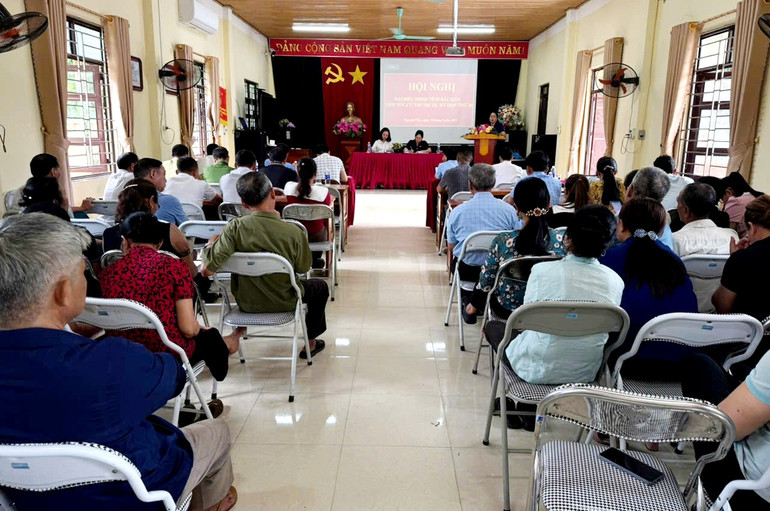 التقى مندوبو مجلس الشعب الإقليمي مع الناخبين في بلدية نجوين فوك. c-trang-3.jpg