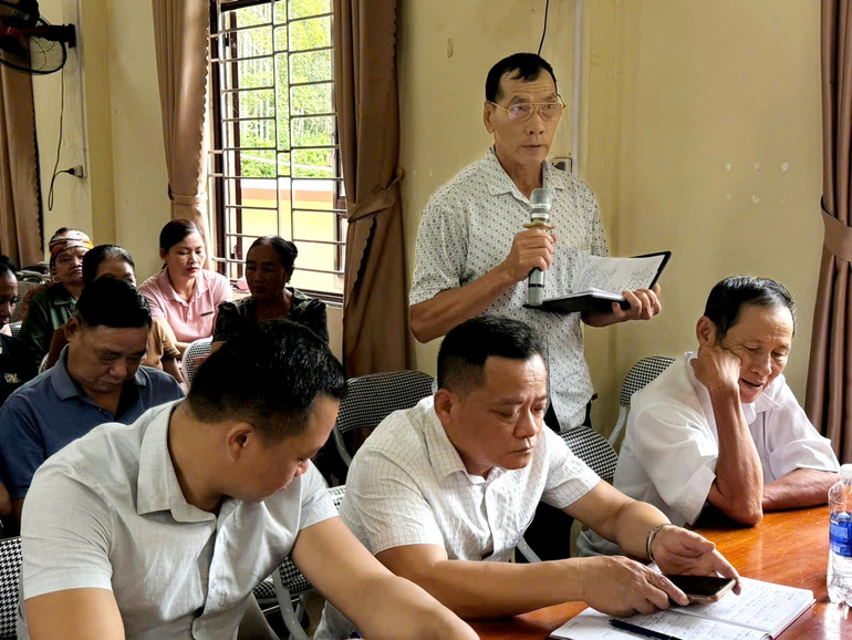 يقدم الناخبون في بلدية نجوين فوك توصياتهم إلى ممثلي المجلس الشعبي الإقليمي. c-trang-2.jpg