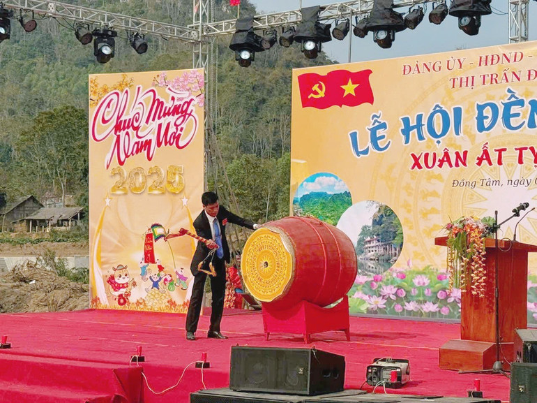 Đồng chí Đỗ Quang Huy, Bí thư Đảng ủy thị trấn Đồng Tâm đánh trống khai hội. danh-trong.jpg