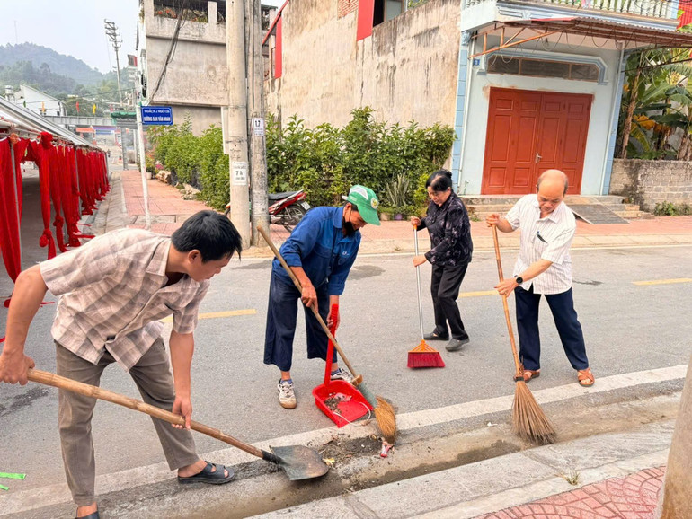 Nam giới đã đóng góp tích cực vào các hoạt động, phong trào của phụ nữ địa phương. song-cau-3.jpg