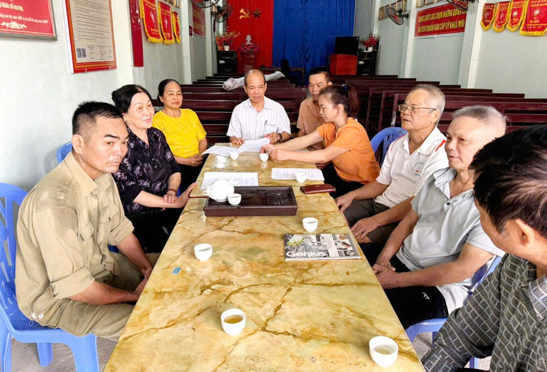 Ông Vi Viết Toại (áo trắng ngồi giữa) hội viên nam danh dự của Hội LHPN phường Sông Cầu trao đổi nội dung công tác phụ nữ của Chi hội Phụ nữ tổ 11B. song-cau-2.jpg