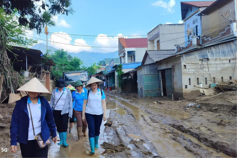 Đoàn công tác của Hội LHPN tỉnh Bắc Kạn kịp thời có mặt tại vùng lũ quét để hỗ trợ người dân. thiet-ke-chua-co-ten-13.png