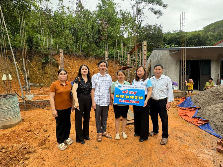 Hội LHPN huyện Chợ Mới trao kinh phí hỗ trợ làm nhà cho hội viên Bàn Thị Hè, xã Cao Kỳ. bin.jpg