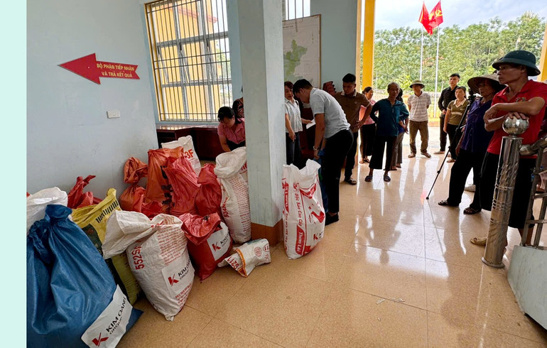 Trao tặng gạo cho người dân vùng bị thiên tai của huyện Chợ Mới. cho moi 4.jpg