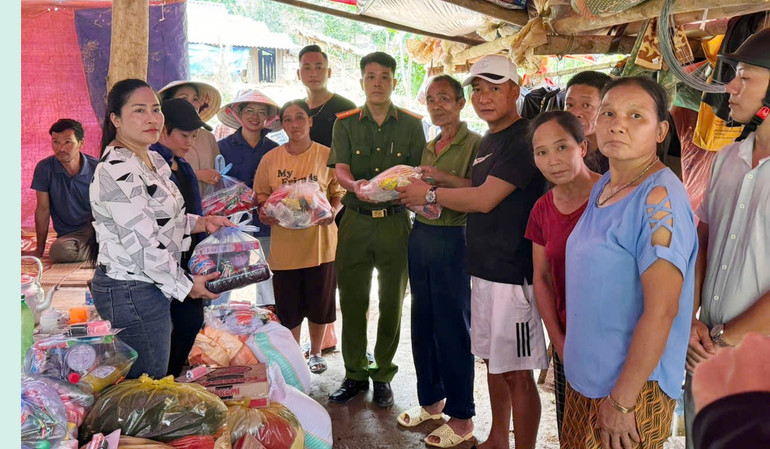 Nhóm thiện nguyện tại tỉnh Thái Nguyên trao tặng gạo, nhu yếu phẩm cho người dân xã Nông Hạ. cho moi 2.jpg