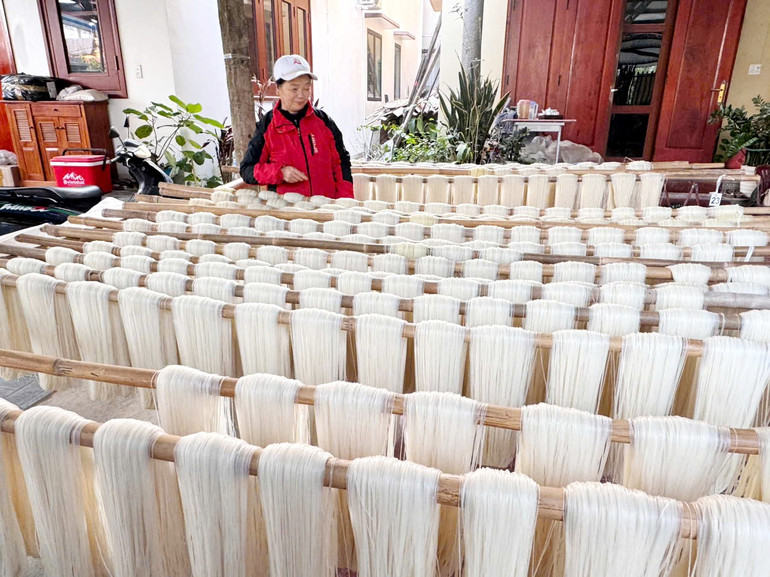 Sản phẩm bún khô của gia đình bà Nguyễn Thị Mơ, tổ 10 phường Sông Cầu. tieu-3.jpg
