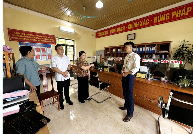 Đồng chí Đỗ Thị Minh Hoa, Chủ tịch Ủy ban MTTQ tỉnh kiểm tra vận hành của Trung tâm Hành chính công xã Cẩm Giàng. cam-5.jpg
