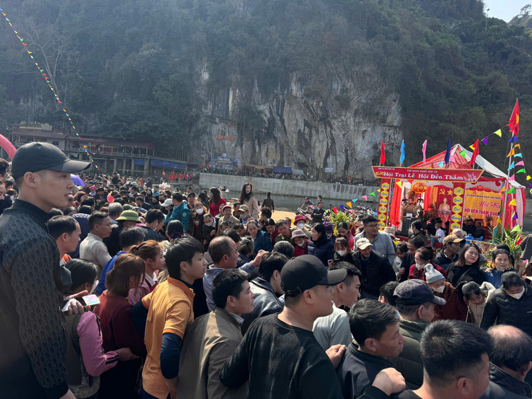 Đông đảo người dân và du khách đến với lễ hội đền Thắm ngày đầu năm mới. nguoi-dan.jpg