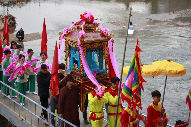 Nghi lễ rước kiệu truyền thống sang đền Thắm. h7a9680.jpg