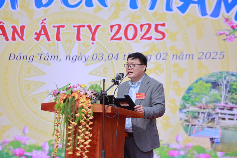 Đồng chí Mã Ngọc Đăng, Chủ tịch UBND thị trấn Đồng Tâm phát biểu khai mạc lễ hội. h7a9817.jpg