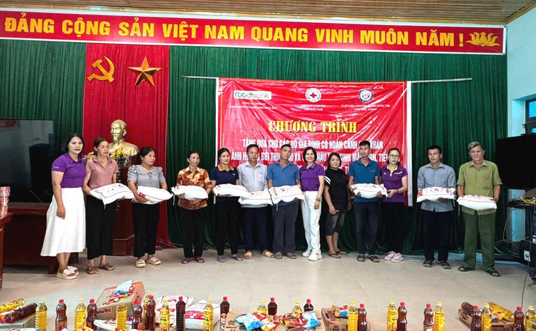 Trao quà cho hộ có hoàn cảnh khó khăn bị ảnh hưởng bởi thiên tai tại xã Xuân Dương. tang qua 3.jpg