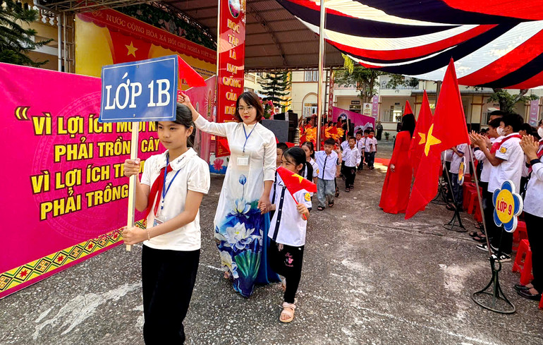 Chào đón các em học sinh vào lớp 1. duong 2.jpg