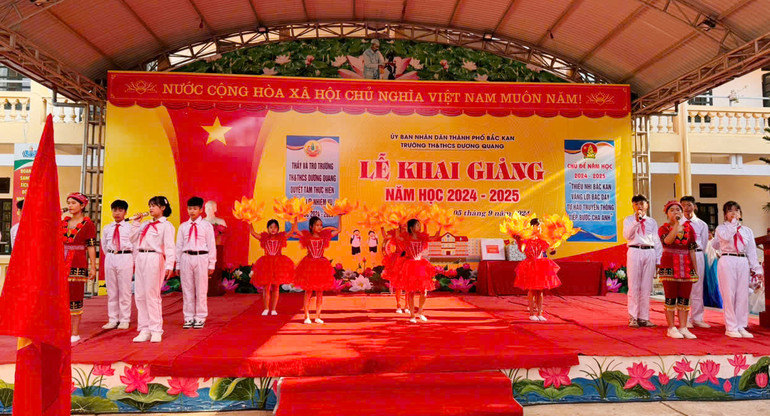 Học sinh biểu diễn văn nghệ trong ngày khai trường. duong quang 1.jpg