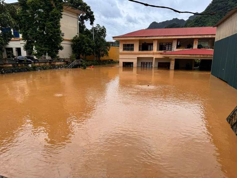 Một số phòng ban của Công an huyện bị ngập sâu trong nước. cong an 1.jpg