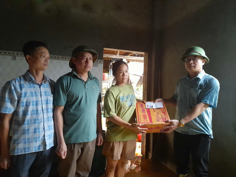 Lãnh đạo UBND huyện Chợ Mới tặng quà động viên người dân thôn Cửa Khe, xã Quảng Chu. linh 11.jpg