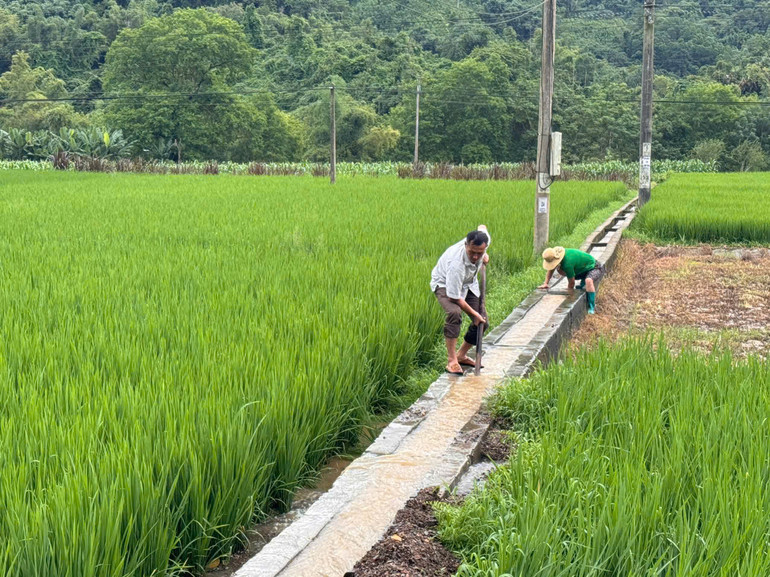 Người dân khơi thông, nạo vét đất đá tràn vào kênh mương. linh 12.jpg