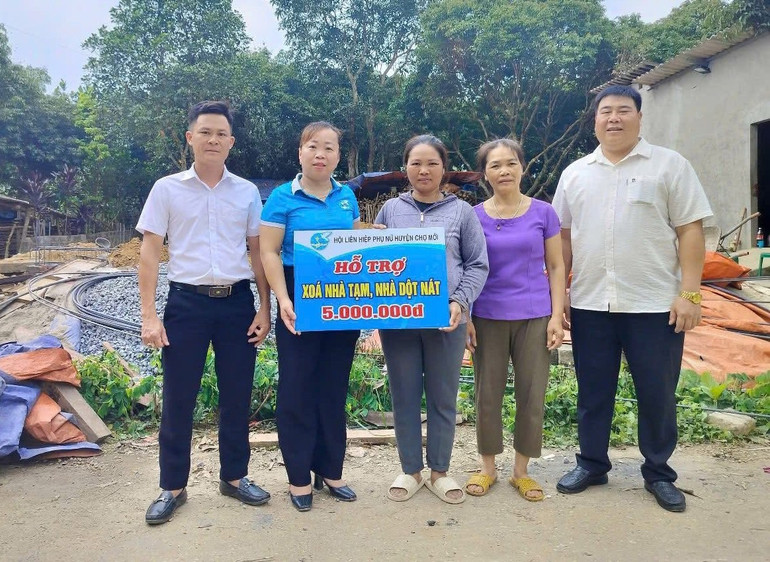 Hội LHPN huyện Chợ Mới trao kinh phí hỗ trợ làm nhà cho hội viên tại xã Như Cố. thanh-2.jpg